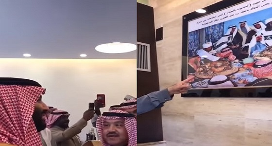 بالفيديو .. سر الصورة التي لفتت انتباه ولي العهد أثناء زيارته أحد المواطنين في منزله بعرعر
