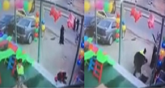بالفيديو.. لحظة سقوط طفلة داخل خزان صرف صحي.. وهذا مصير شخص حاول إنقاذها