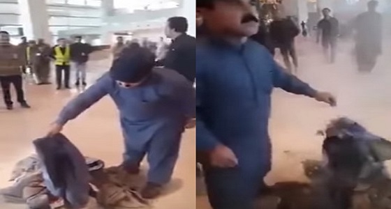 بالفيديو.. وزير باكستاني يشعل النيران في حقائبه وملابسه بمطار بلاده
