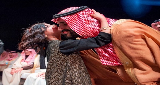 طفلة تعانق سمو ولي العهد بعفوية كبيرة ” صورة “