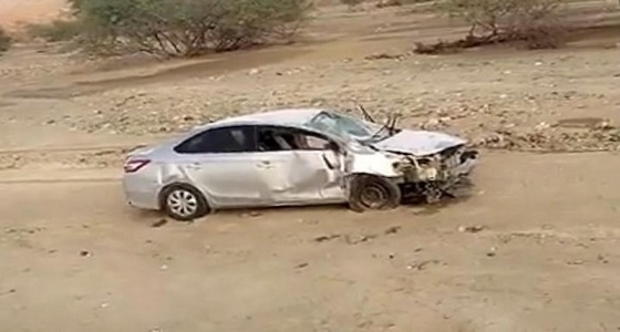 انقلاب مركبة تقل شابين على طريق غميقة – العين الحارة بالليث