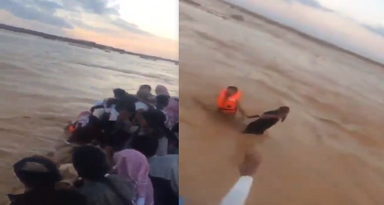 بالفيديو والصور.. لحظة إنقاذ 41 شخصا احتجزتهم سيول القريات