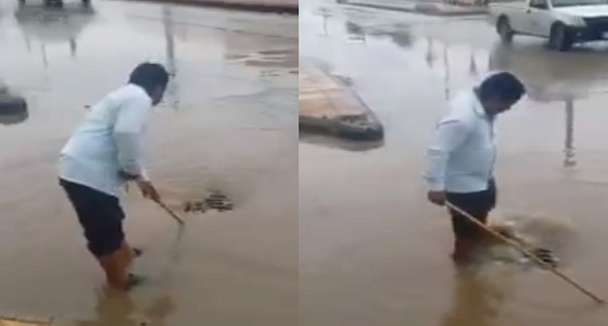 بالفيديو.. مقيم يتطوع وينظف فتحة تصريف الأمطار في الرياض