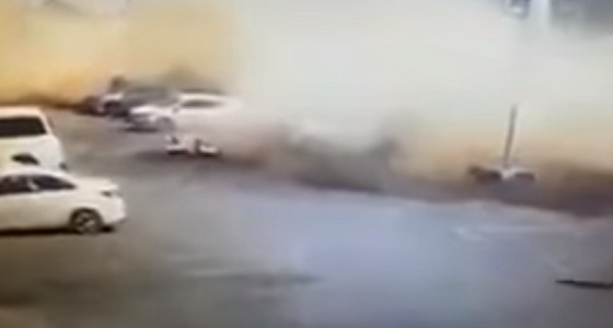 بالفيديو.. لحظة طيران سائق من سيارته إثر اصطدامها بشاحنة في نجران