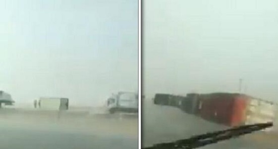 بالفيديو.. عاصفة قوية تتسبب في انقلاب عدة شاحنات بطريق الرياض &#8211; الدمام