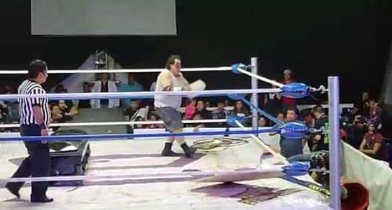 مصارع يفاجئ غريمه بكتلة إسمنتية على رأسه ثم يسقطه أرضا