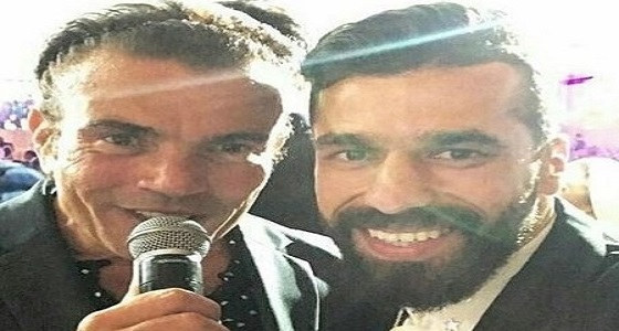 ” صورة ” تبرز علامات تقدم السن لدى عمرو دياب