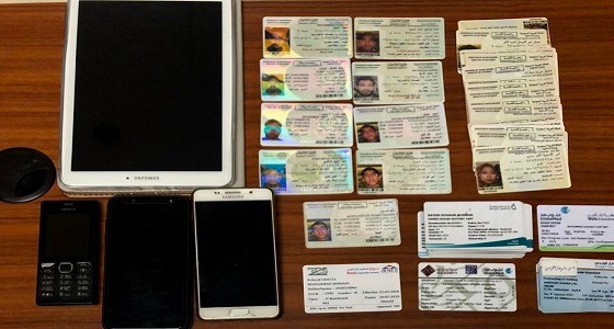 الإطاحة بوافد يمتهن التزوير بالرس في القصيم