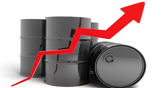 النفط يرتفع دولارا للبرميل بعد انخفاضه 6 %