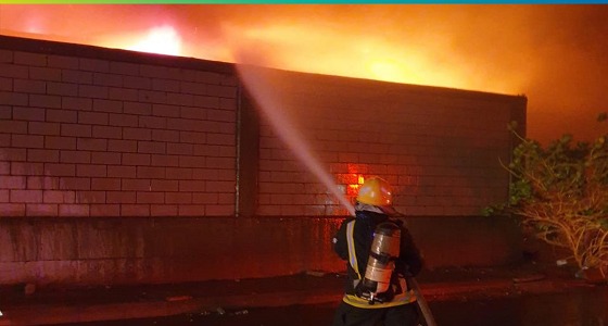 بالصور.. اندلاع حريق كبير في مستودع أواني منزلية بجدة