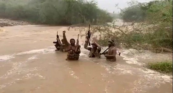 بالفيديو.. المرابطون وسط السيول الجارفة لتحرير اليمن