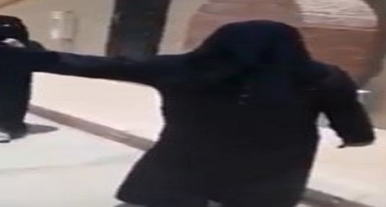 ” فيديو ” لفتاة تكسر يد أبيها لأجل والدتها يثير الجدل