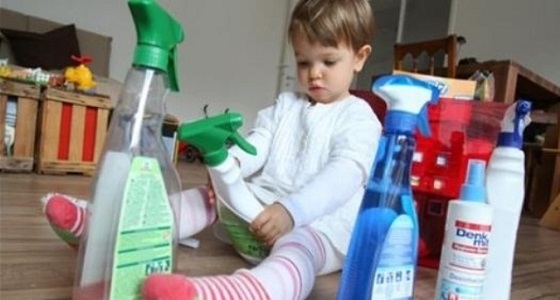 أعراض تسمم الأطفال بابتلاع مواد التنظيف وكيفية التصرف