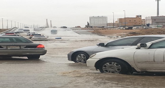 بالفيديو والصور.. توقف السحابة الماطرة بعد اقترابها من الرياض