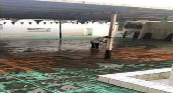 بالفيديو.. مدير التعليم يشكر معلم بالطائف يزيل مياه الأمطار بنفسه من داخل الفناء