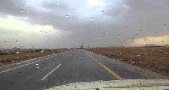 أمطار غزيرة تجتاح حائل.. وأمن الطرق يحذر رواد 4 طرق
