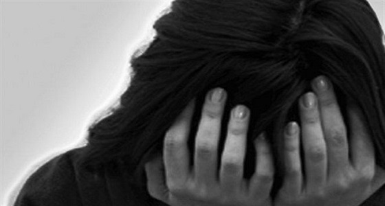 طالب يغتصب معلمته ويهددها باختطاف أحد أفراد عائلتها