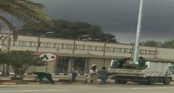 أمانة الجوف توضح سبب إزالة النجيل بطريق الملك خالد