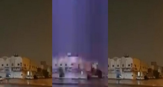 بالفيديو.. أمطار غزيرة مصحوبة ببرق ورعد على الرياض فجر اليوم