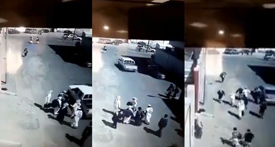 بالفيديو.. مركبة مسرعة تدهس طالبا بخميس مشيط