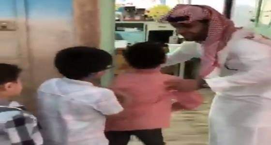 بالفيديو.. معلم يبادل طلابه التحية قبل بداية الحصة.. و ” السنيدي ” يشيد بتجربته