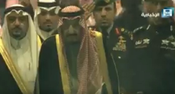 بالفيديو..خادم الحرمين الشريفين يلقي التحية على أهالي القصيم