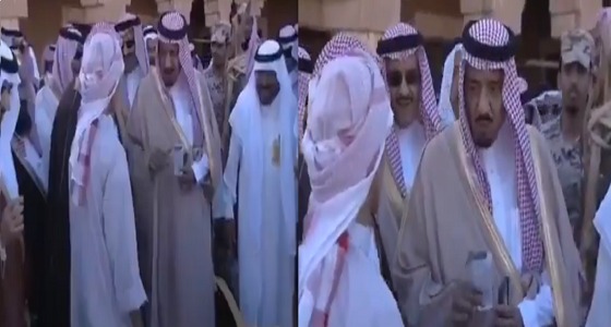 فيديو نادر لخادم الحرمين يمازح راعي حطب خلال زيارته إلى حوطة سدير