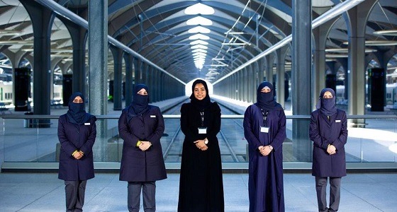 بالصور.. المرأة السعودية هي القائد الحقيقي لقطار الحرمين السريع