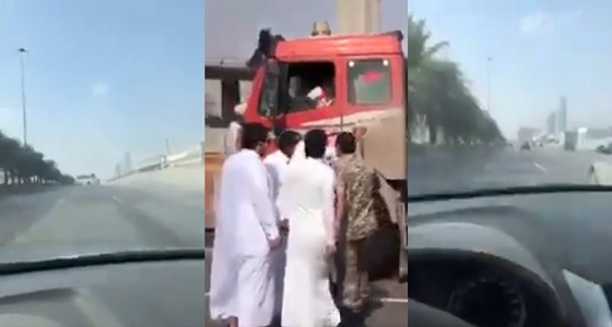 بالفيديو.. مطاردة قائد شاحنة وإيقافه بالقوة لاصطدامه بعدة مركبات بالرياض