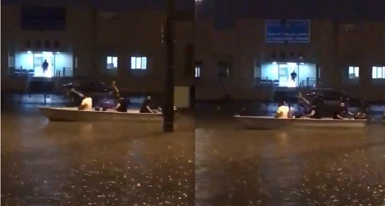 بالفيديو.. كويتيون يتجولون في الشوارع بـ &#8221; قارب &#8221; وسط مياه الأمطار