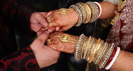 بالفيديو والصور.. رجل يهدي عروسه قطع ذهب تعادل وزنها