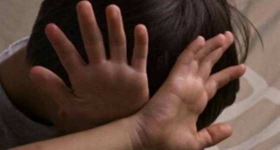 امرأة تتحرش بالأطفال وتستغلهم في الجنس مقابل أموالًا طائلة