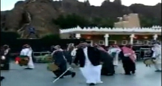 بالفيديو.. أمير حائل يشارك في بروفات العرضة احتفالاً بزيارة الملك