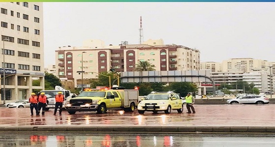 بالصور.. &#8221; مدني مكة &#8221; يباشر عدة بلاغات بسبب الأمطار