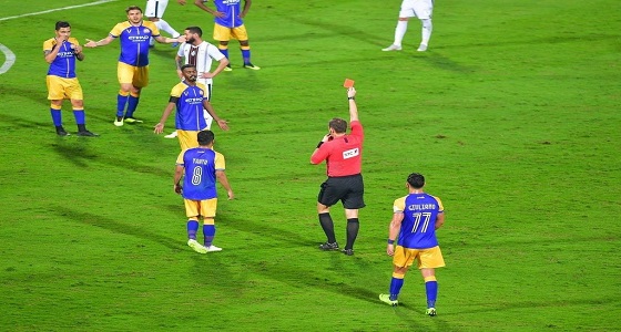 طرد ” بيتروس ” يثير الجدل بين جماهير الهلال والنصر