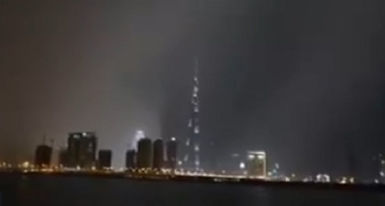 بالفيديو.. اختفاء برج خليفة في دبي وسط السحب والأمطار الغزيرة