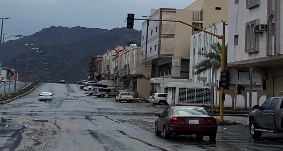 إثر سقوط صخرة عليه.. وفاة طفل بحي النقابة في مكة المكرمة