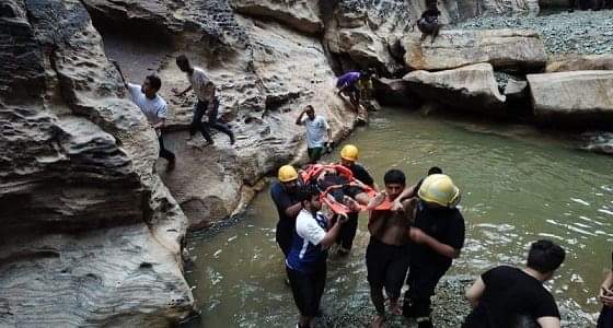 بالفيديو والصور.. &#8221; مدني جازان &#8221; تنقذ شاب سقط خلف الصخور في وادي لجب