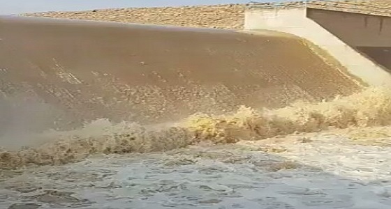 بالفيديو.. لحظة تدفق السيول بقوة من سد صلبوخ شمال الرياض