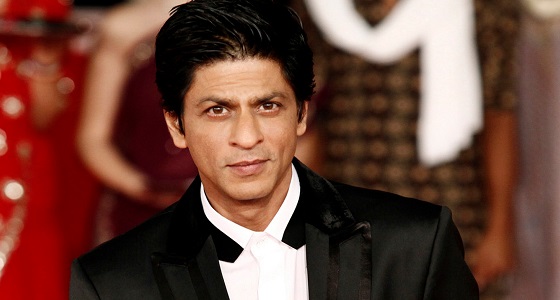 بالفيديو.. معجب يحاول الانتحار أمام منزل شاروخان لعدم السماح برؤيته