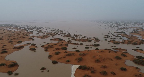بالفيديو والصور.. الأمطار ترسم بحيرة محفوفة بالكثبان الرملية بروضة ” الهويجة “