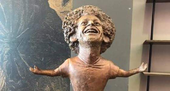 محمد صلاح يساند صانعة تمثاله ويشيد بأعمالها