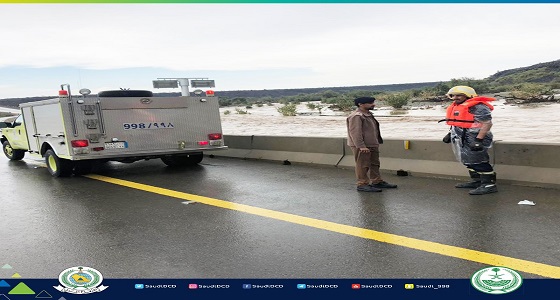 ” مدني الباحة ” ينقذ 9 أشخاص محتجزين بمياه السيول داخل 6 مركبات