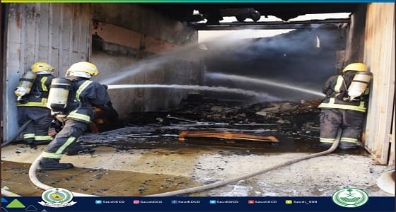 بالصور.. ” مدني جدة ” تخمد حريق في مستودع للزيوت والبطاريات