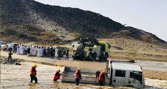 بالصور.. ” مدني الليث ” ينتشل جثمان شخص جرفته السيول