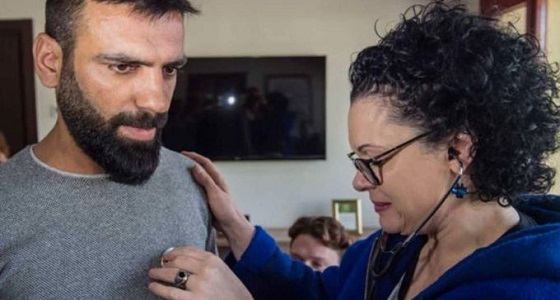 ” أم ” تستمع لنبضات قلب ابنها بعد عام من وفاته