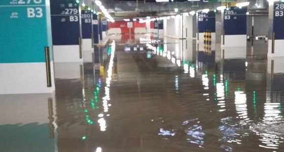 بالفيديو.. الكويت تدفع ضريبة الشتاء.. السيول تغرق شوارعها وتعلق العمل بمرافقها