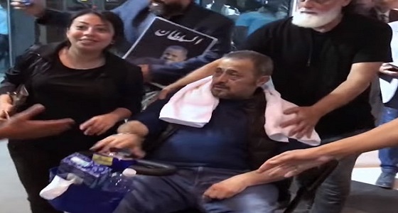 بالفيديو.. جورج وسوف على كرسي متحرك في القاهرة