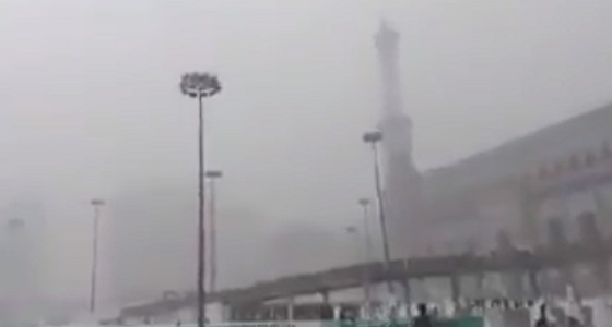 بالفيديو.. الأمطار تغسل أرضية المسجد الحرام وسط ابتهال المصلين