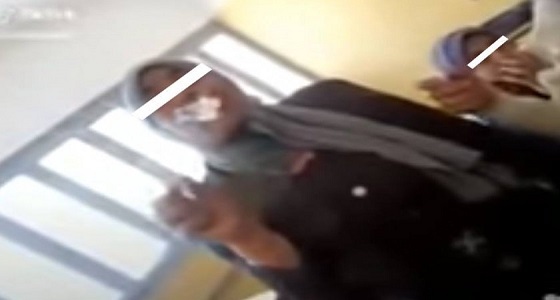 بالصور.. طالبات تدخن ” السجائر ” داخل أحد الفصول الدراسية